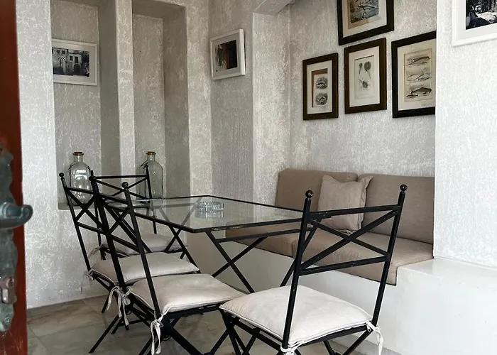 Castle81homes White , Sea View House Апартаменты